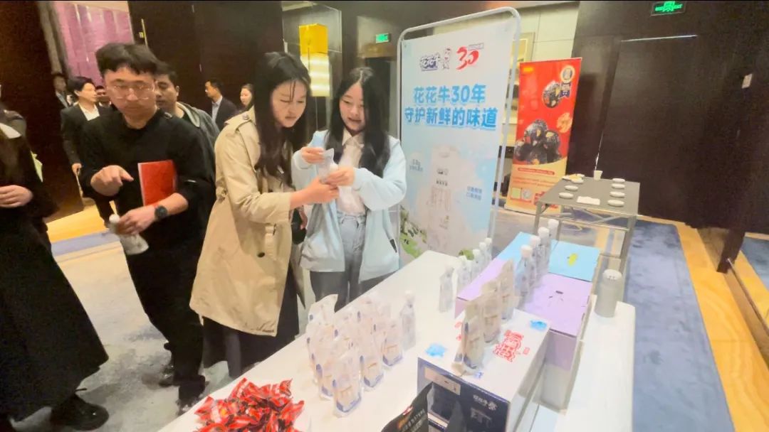 快訊丨花花牛乳業(yè)集團(tuán)亮相中國(河南)—東盟人文交流月啟幕會 快訊丨花花牛乳業(yè)集團(tuán)亮相中國(河南)—東盟人文交流月啟幕會