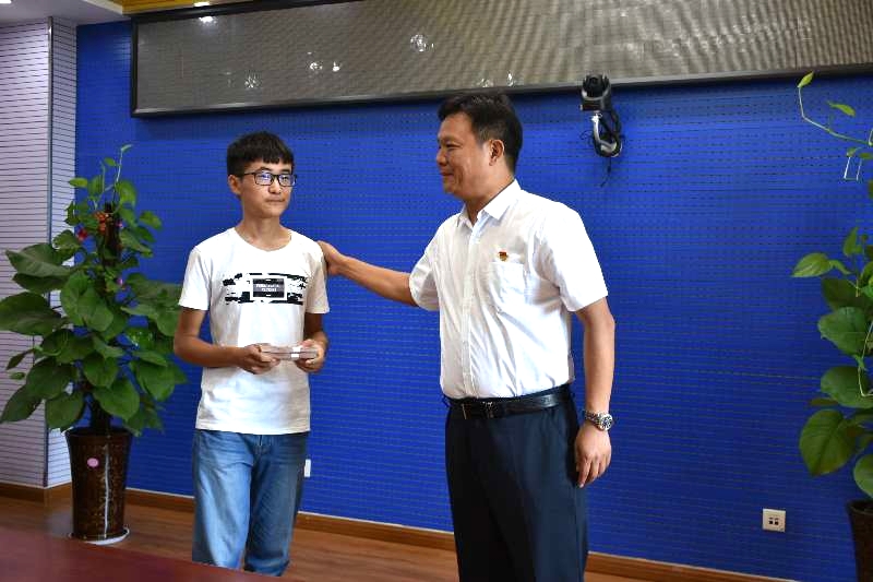 花花牛濟困解難,助力學子圓夢香江 花花牛濟困解難,助力學子圓夢香江