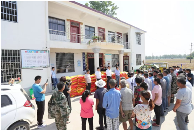 秋種化肥進農戶 精準扶貧及時雨 | 花花牛集團精準扶貧在行動 秋種化肥進農戶 精準扶貧及時雨 | 花花牛集團精準扶貧在行動