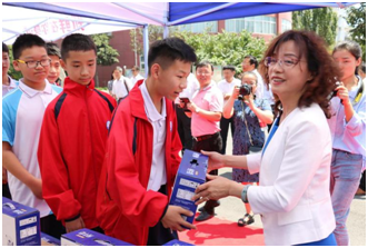 “健康中原,牛奶伴您行——花花牛乳業(yè)集團2018中國小康牛奶行動” 公益助學(xué)啟動儀式隆重舉行 “健康中原,牛奶伴您行——花花牛乳業(yè)集團2018中國小康牛奶行動” 公益助學(xué)啟動儀式隆重舉行