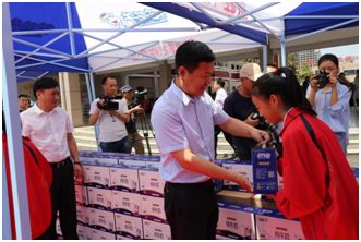 “健康中原,牛奶伴您行——花花牛乳業(yè)集團2018中國小康牛奶行動” 公益助學(xué)啟動儀式隆重舉行 “健康中原,牛奶伴您行——花花牛乳業(yè)集團2018中國小康牛奶行動” 公益助學(xué)啟動儀式隆重舉行