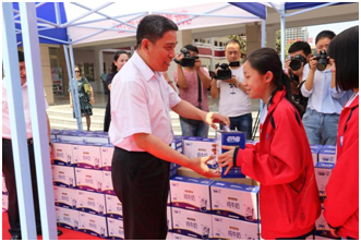 “健康中原,牛奶伴您行——花花牛乳業(yè)集團2018中國小康牛奶行動” 公益助學(xué)啟動儀式隆重舉行 “健康中原,牛奶伴您行——花花牛乳業(yè)集團2018中國小康牛奶行動” 公益助學(xué)啟動儀式隆重舉行