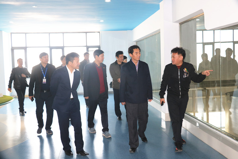 封丘縣縣長(zhǎng)王獻(xiàn)臣一行蒞臨 花花牛集團(tuán)養(yǎng)殖、乳品事業(yè)部參觀(guān)調(diào)研 封丘縣縣長(zhǎng)王獻(xiàn)臣一行蒞臨 花花牛集團(tuán)養(yǎng)殖、乳品事業(yè)部參觀(guān)調(diào)研