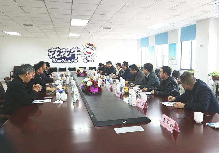 封丘縣縣長(zhǎng)王獻(xiàn)臣一行蒞臨 花花牛集團(tuán)養(yǎng)殖、乳品事業(yè)部參觀(guān)調(diào)研 封丘縣縣長(zhǎng)王獻(xiàn)臣一行蒞臨 花花牛集團(tuán)養(yǎng)殖、乳品事業(yè)部參觀(guān)調(diào)研