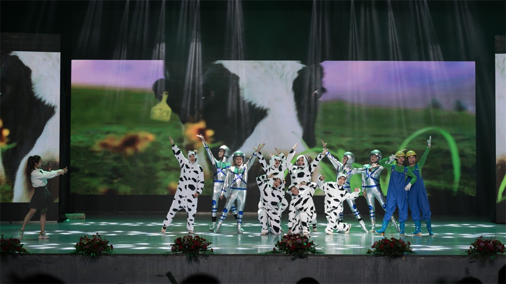 “不忘初心、聚力前行” 花花牛集團2018迎新春聯歡會隆重舉行 “不忘初心、聚力前行” 花花牛集團2018迎新春聯歡會隆重舉行