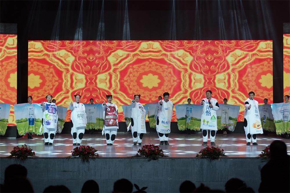 “不忘初心、聚力前行” 花花牛集團2018迎新春聯歡會隆重舉行 “不忘初心、聚力前行” 花花牛集團2018迎新春聯歡會隆重舉行