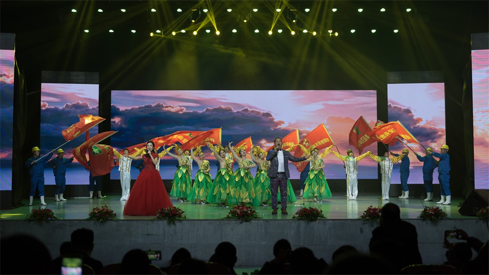 “不忘初心、聚力前行” 花花牛集團2018迎新春聯歡會隆重舉行 “不忘初心、聚力前行” 花花牛集團2018迎新春聯歡會隆重舉行