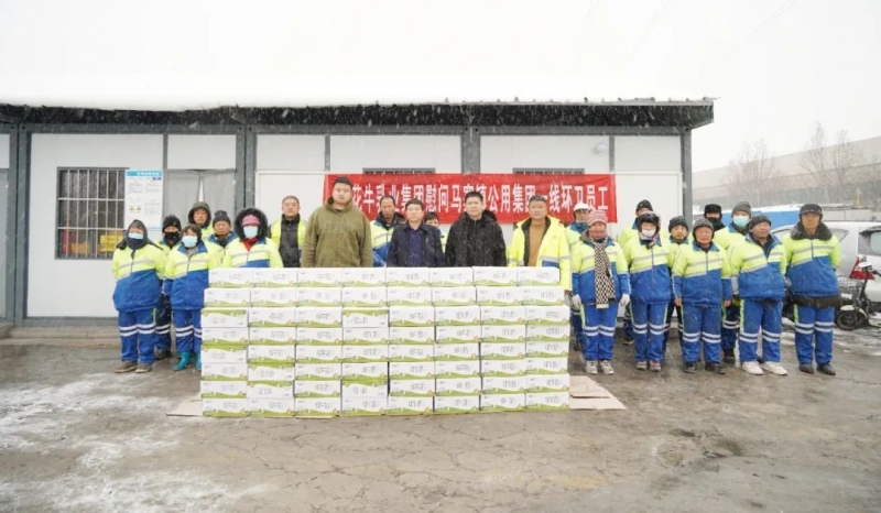 慰問一線環衛工，禮贈新鮮花花牛